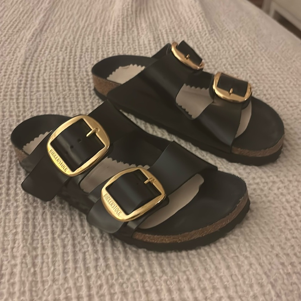 I am selling a brand new pair of Birkenstock Arizona big buckle shoes size 6
